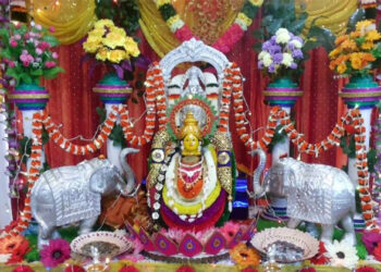 ವರಮಹಾಲಕ್ಷ್ಮೀ ವ್ರತ: ಮಾರುಕಟ್ಟೆಯಲ್ಲಿ ಮುಗಿಬೀಳೋ ಜನ