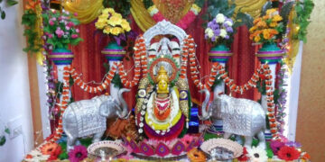 ವರಮಹಾಲಕ್ಷ್ಮೀ ವ್ರತ: ಮಾರುಕಟ್ಟೆಯಲ್ಲಿ ಮುಗಿಬೀಳೋ ಜನ