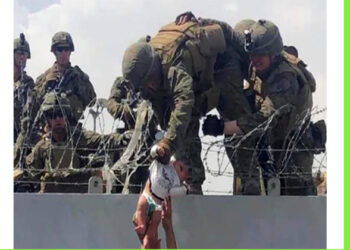 ಪುಟ್ಡ ಕಂದನಿಗೆ ಸೈನಿಕನಿಂದ ರಕ್ಷಣೆ: ತಾಲಿಬಾನ್ ನಲ್ಲಿ ಕಂಡಿದೆ ಕರುಣೆಯ ಬೆಳಕು