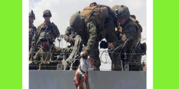 ಪುಟ್ಡ ಕಂದನಿಗೆ ಸೈನಿಕನಿಂದ ರಕ್ಷಣೆ: ತಾಲಿಬಾನ್ ನಲ್ಲಿ ಕಂಡಿದೆ ಕರುಣೆಯ ಬೆಳಕು