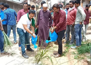 ರಸ್ತೆ ಮಧ್ಯೆ ಗುಂಡಿ ಮುಚ್ಚಿ ಗಿಡ ನೆಟ್ಟು ಪ್ರತಿಭಟನೆ