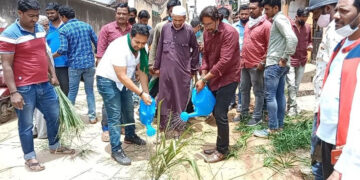 ರಸ್ತೆ ಮಧ್ಯೆ ಗುಂಡಿ ಮುಚ್ಚಿ ಗಿಡ ನೆಟ್ಟು ಪ್ರತಿಭಟನೆ