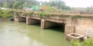 ಕುಟುಂಬದ ನಾಲ್ವರು ಭದ್ರಾ ನಾಲೆಗೆ ಬಿದ್ದುಆತ್ಮಹತ್ಯೆಗೆ ಪ್ರಯತ್ಯ