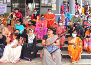 ಬಾಕಿ ವೇತನ ಬಿಡುಗಡೆಗೆ ಒತ್ತಾಯಿಸಿ ಬಿಸಿಯೂಟ ಸಿಬ್ಬಂದಿ ಧರಣಿ