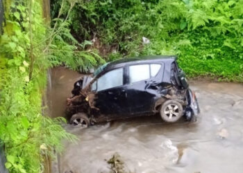 ನಿವೃತ್ತ ಶಿಕ್ಷಕರ ಕಾರು ಹಳ್ಳಕ್ಕೆ ಬಿದ್ದು ಸಾವು