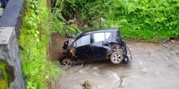 ನಿವೃತ್ತ ಶಿಕ್ಷಕರ ಕಾರು ಹಳ್ಳಕ್ಕೆ ಬಿದ್ದು ಸಾವು