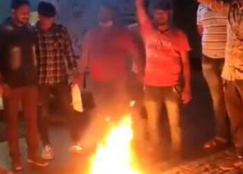 ಕಾಮಸೂತ್ರಕ್ಕೆ ಬೆಂಕಿ ಇಟ್ಟ ಭಜರಂಗದಳ: ವಿಡಿಯೋ ವೈರಲ್