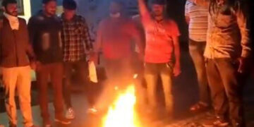 ಕಾಮಸೂತ್ರಕ್ಕೆ ಬೆಂಕಿ ಇಟ್ಟ ಭಜರಂಗದಳ: ವಿಡಿಯೋ ವೈರಲ್