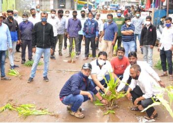 ನಗರದ ರಸ್ತೆಗಳ ದುರಸ್ಥಿಗೊಳಿಸಿದ್ದಲ್ಲಿ ನಗರಸಭೆಗೆ ಮುತ್ತಿಗೆ