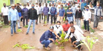 ನಗರದ ರಸ್ತೆಗಳ ದುರಸ್ಥಿಗೊಳಿಸಿದ್ದಲ್ಲಿ ನಗರಸಭೆಗೆ ಮುತ್ತಿಗೆ