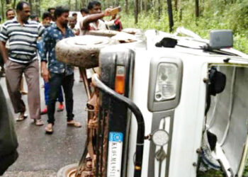 ಕುಂದೂರಿನಲ್ಲಿ ಕಾರಿನ ಕಾಡಾನೆ: ವಾಹನದಲ್ಲಿದ್ದ ೪ ಜನರಿಗೆ ಗಾಯ