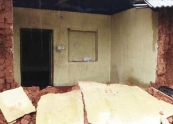 ಮಳೆ ಅಬ್ಬರ- ಕುಸಿದ ಮನೆಯಲ್ಲಿ ಪಾರಾದ ಕುಟುಂಬ