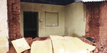 ಮಳೆ ಅಬ್ಬರ- ಕುಸಿದ ಮನೆಯಲ್ಲಿ ಪಾರಾದ ಕುಟುಂಬ