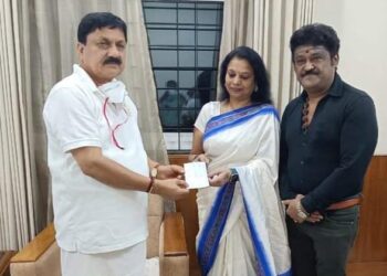 ಮಾತಿಗೆ ತಪ್ಪದ ಜಗ್ಗೇಶ್: ಹೇಳಿದಂತೆ ೧ ಲಕ್ಷ ಚೆಕ್ ಹಸ್ತಾಂತರ