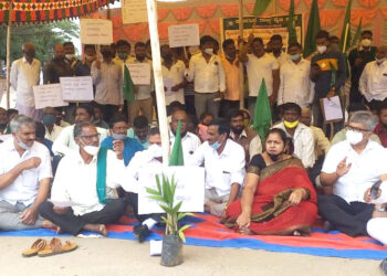 ರೈತರ ಭೂಮಿ ಸ್ವಾದೀನ ವಿರೋಧಿಸಿ ರೈತ ಸಂಘ, ವಿವಿಧ ಪಕ್ಷದ ಮುಖಂಡರ ಪ್ರತಿಭಟನೆ