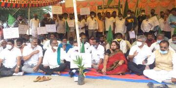 ರೈತರ ಭೂಮಿ ಸ್ವಾದೀನ ವಿರೋಧಿಸಿ ರೈತ ಸಂಘ, ವಿವಿಧ ಪಕ್ಷದ ಮುಖಂಡರ ಪ್ರತಿಭಟನೆ