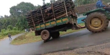 ಮರ ತುಂಬಿದ ಟ್ರ್ಯಾಕ್ಟರ್ ಪಲ್ಟಿ: ದುರಂತ ಪಾರು