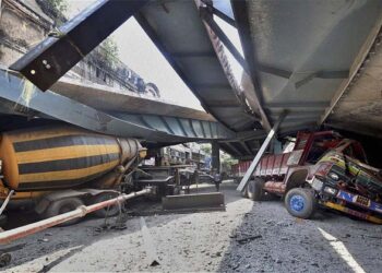 ಕಟ್ಟುವಾಗಲೇ ಕುಸಿದ ಮೇಲ್ಸೇತುವೆ: ೧೪ ಕಾರ್ಮಿಕರಿಗೆ ಗಾಯ