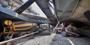 ಕಟ್ಟುವಾಗಲೇ ಕುಸಿದ ಮೇಲ್ಸೇತುವೆ: ೧೪ ಕಾರ್ಮಿಕರಿಗೆ ಗಾಯ