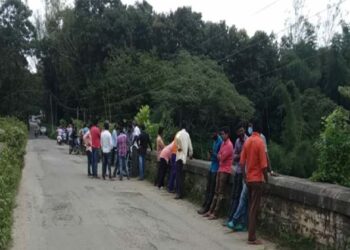 ವಾಹನ ನಿಲ್ಲಿಸಿ ನದಿಗೆ ಜಿಗಿದ ವ್ಯಕ್ತಿ : ಕಾರ್ಯಾಚರಣೆ ನಡೆಸದ ಪೊಲೀಸ್ ಠಾಣೆಗಳು