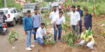 ಗುಂಡಿಬಿದ್ದ ರಸ್ತೆ ದುರಸ್ಥಿಗೆ ಆಗ್ರಹಿಸಿ ರಸ್ತೆಯಲ್ಲಿ ಗಿಡ ನೆಟ್ಟು ಪ್ರತಿಭಟನೆ