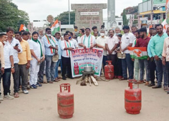 ಬೆಲೆ ಏರಿಕೆ ಖಂಡಿಸಿ ಕೇಂದ್ರ ಸರ್ಕಾರದ ವಿರುದ್ದ ಕಾಂಗ್ರೆಸ್ ಪ್ರತಿಭಟನೆ