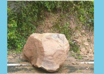 ಚಾರ್ಮುಡಿ ಘಾಟ್ ೭ನೇ ತಿರುವಿನಲ್ಲಿ ಸಣ್ಣ ಭೂಕುಸಿತ: ರಸ್ತೆಗಿಳಿದ ಬಂಡೆ