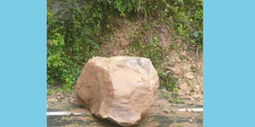 ಚಾರ್ಮುಡಿ ಘಾಟ್ ೭ನೇ ತಿರುವಿನಲ್ಲಿ ಸಣ್ಣ ಭೂಕುಸಿತ: ರಸ್ತೆಗಿಳಿದ ಬಂಡೆ