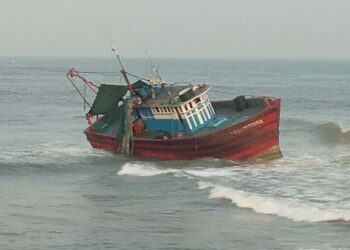 ಮಗಚಿದ್ದ ದೋಣಿ: 3 ಮೀನುಗಾರರ ರಕ್ಷಣೆ