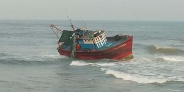 ಮಗಚಿದ್ದ ದೋಣಿ: 3 ಮೀನುಗಾರರ ರಕ್ಷಣೆ