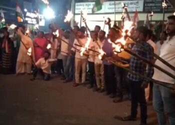 ಬಿಜೆಪಿ ನಡೆ ವಿರೋಧಿಸಿ ಕಾಂಗ್ರೆಸ್ ಕಾರ್ಯಕರ್ತರಿಂದ ಪಂಜಿನ ಮೆರವಣಿಗೆ