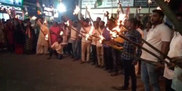 ಬಿಜೆಪಿ ನಡೆ ವಿರೋಧಿಸಿ ಕಾಂಗ್ರೆಸ್ ಕಾರ್ಯಕರ್ತರಿಂದ ಪಂಜಿನ ಮೆರವಣಿಗೆ