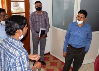 ನಗರ ಕೇಂದ್ರ ಗ್ರಂಥಾಲಯಕ್ಕೆ ಜಿಲ್ಲಾಧಿಕಾರಿ ರಮೇಶ್ ಭೇಟಿ- ಪರಿಶೀಲನೆ