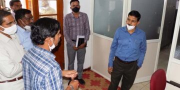 ನಗರ ಕೇಂದ್ರ ಗ್ರಂಥಾಲಯಕ್ಕೆ ಜಿಲ್ಲಾಧಿಕಾರಿ ರಮೇಶ್ ಭೇಟಿ- ಪರಿಶೀಲನೆ