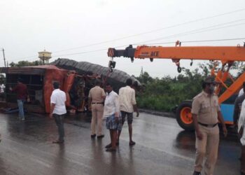 ಲಾರಿ-ಕ್ಯಾಂಟರ್ ಡಿಕ್ಕಿಯಾಗಿ ಜನ-ಜಾನುವಾರು ಸಾವು