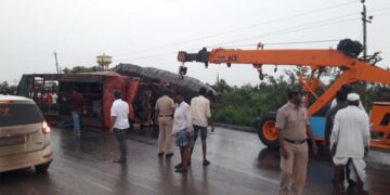 ಲಾರಿ-ಕ್ಯಾಂಟರ್ ಡಿಕ್ಕಿಯಾಗಿ ಜನ-ಜಾನುವಾರು ಸಾವು