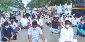 ಮಳೆಯಲ್ಲೇ ವಿದ್ಯಾರ್ಥಿನಿಯರ ಧರಣಿ
