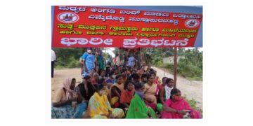 ಬಾರ್ ಮುಚ್ಚಿರಿ: ನಮ್ಮ ಸಂಸಾರ ಉಳಿಸಿ: ಗ್ರಾಮದ ಮಹಿಳೆಯರ ಹೋರಾಟ