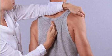 ದೀರ್ಘಕಾಲ ಕುಳಿತು ಕೆಲಸ ಮಾಡುತ್ತೀರಾ? ಬೆನ್ನುನೋವು ನಿಮ್ಮನ್ನು ಬಾಧಿಸುತ್ತಿದೆಯೇ? ಇಲ್ಲಿವೆ ಕೆಲವು ಮುನ್ನೆಚ್ಚರಿಕೆಗಳು ಹಾಗೂ ಸುಲಭ ಉಪಾಯಗಳು