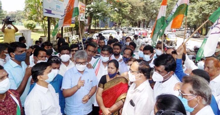 District Congress workers protest