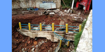 Bridge collapse: ಮಳೆ ರಭಸಕ್ಕೆ ಹೊನ್ನಮ್ಮನ ಹಳ್ಳದ ಸೇತುವೆ ಅಕ್ಕಪಕ್ಕ ಕುಸಿತ