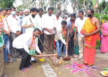 Foundation stone for construction of clean drinking water plant at Pandaravalli