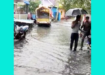 ಧಾರಾಕಾರ ಮಳೆಗೆ ರಸ್ತೆ ಮೇಲೆ ಉಕ್ಕಿ ಹರಿದ ಚರಂಡಿ ನೀರು