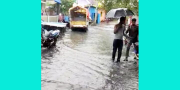 ಧಾರಾಕಾರ ಮಳೆಗೆ ರಸ್ತೆ ಮೇಲೆ ಉಕ್ಕಿ ಹರಿದ ಚರಂಡಿ ನೀರು