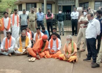 Kali Swami protests against Datta Paduke