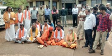 Kali Swami protests against Datta Paduke