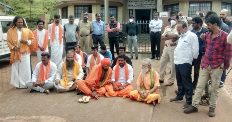 Kali Swami protests against Datta Paduke