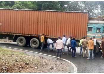 ಹತ್ತು ಚಕ್ರದ ಲಾರಿ ಚಾರ್ಮುಡಿಯಲ್ಲಿ ಸಿಕ್ಕಿಕೊಂಡು ಸಂಚಾರ ಅವ್ಯವಸ್ಥೆ