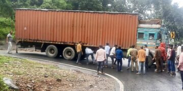 ಹತ್ತು ಚಕ್ರದ ಲಾರಿ ಚಾರ್ಮುಡಿಯಲ್ಲಿ ಸಿಕ್ಕಿಕೊಂಡು ಸಂಚಾರ ಅವ್ಯವಸ್ಥೆ