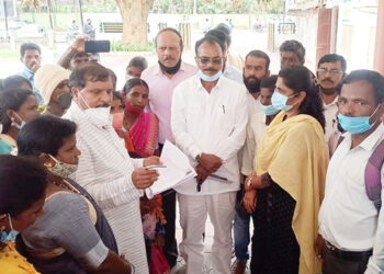 ನಿವೇಶನ ರಹಿತರಿಗೆ ನಿವೇಶನ ನೀಡಬೇಕೆಂದು ಒತ್ತಾಯಿಸಿ ಬಿ.ಹೊಸಳಿ ಗ್ರ್ರಾಮಸ್ಥರ ಮನವಿ